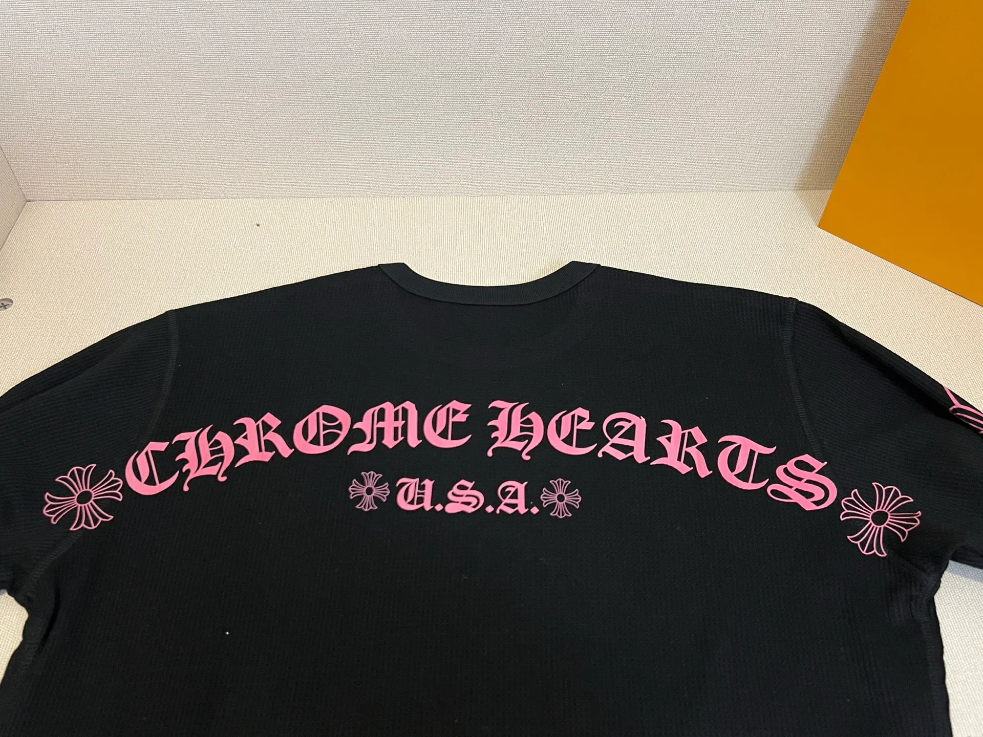 P230 Size: S/M/L single color, same style for men and women Chrome Hearts 22FW Chrome Hearts waffle letter printed long-sleeved T-shirt, the first clues can be seen from the release of Chrome Hearts 25 spring and summer new style📝This year's micro-profile items are definitely the dark horse of the trend The crisp feeling brought by the special nature of waffle fabric coincides with the rising fashion trend in autumn and winter. In addition to layering in autumn and winter, there are already many celebrities/trend bloggers wearing them. Family members with a keen sense of fashion, come and choose! !  ⚠️It is recommended to dry clean or wrap it inside the laundry bag and machine wash it in cold water quickly!